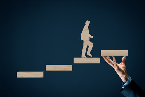 AdobeStock_517371851_Treppe Hand2
